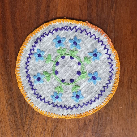 Colourful Embroidered Trivet/Coasters Set - Picture 11 of 15